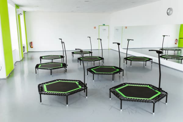 Jumping trampolíny v zeleném sálu