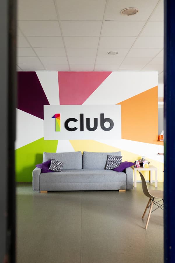 Černé dveře v 1Clubu